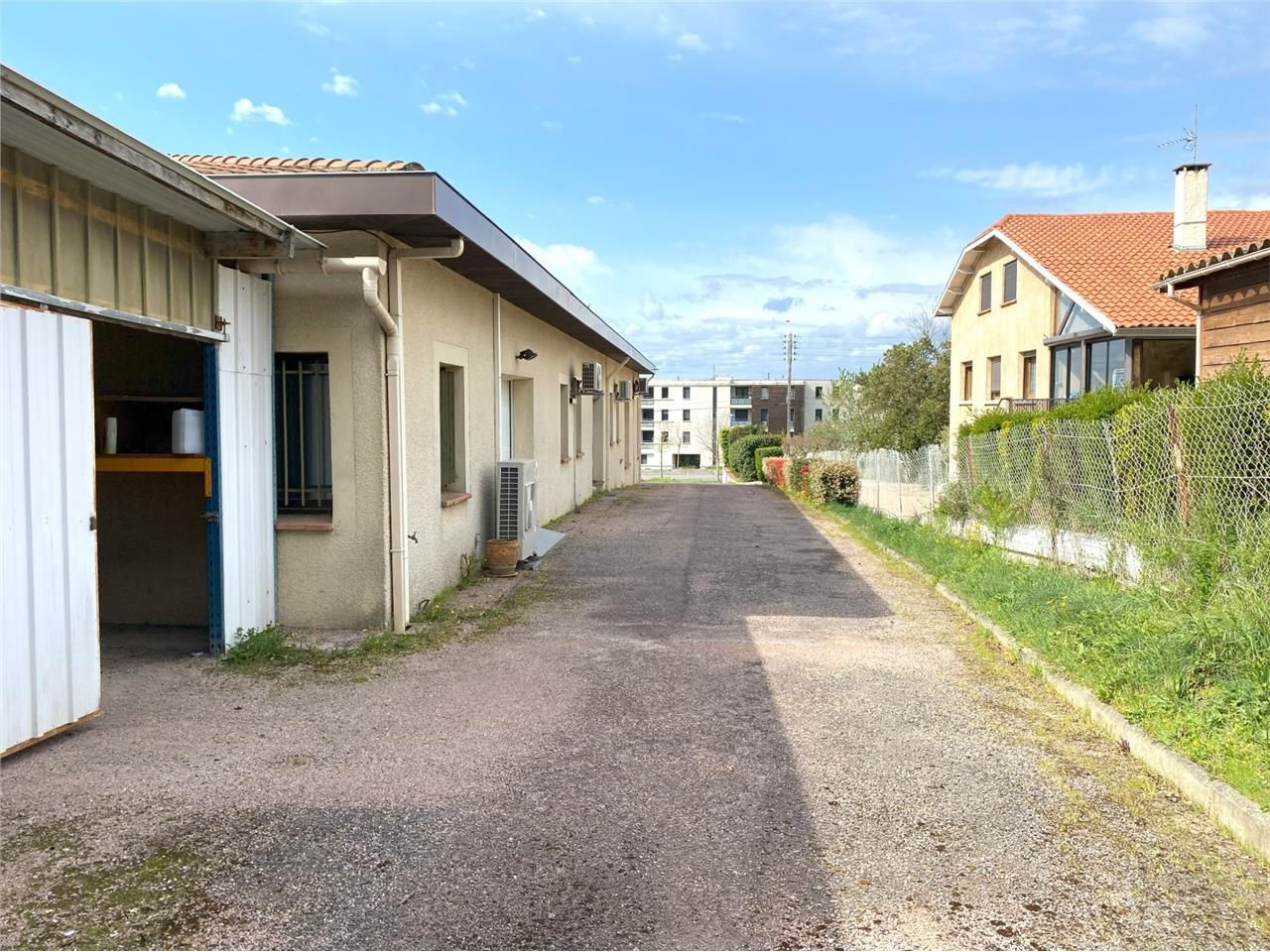 A vendre au Nord de TOULOUSE, un bâtiment mixte à