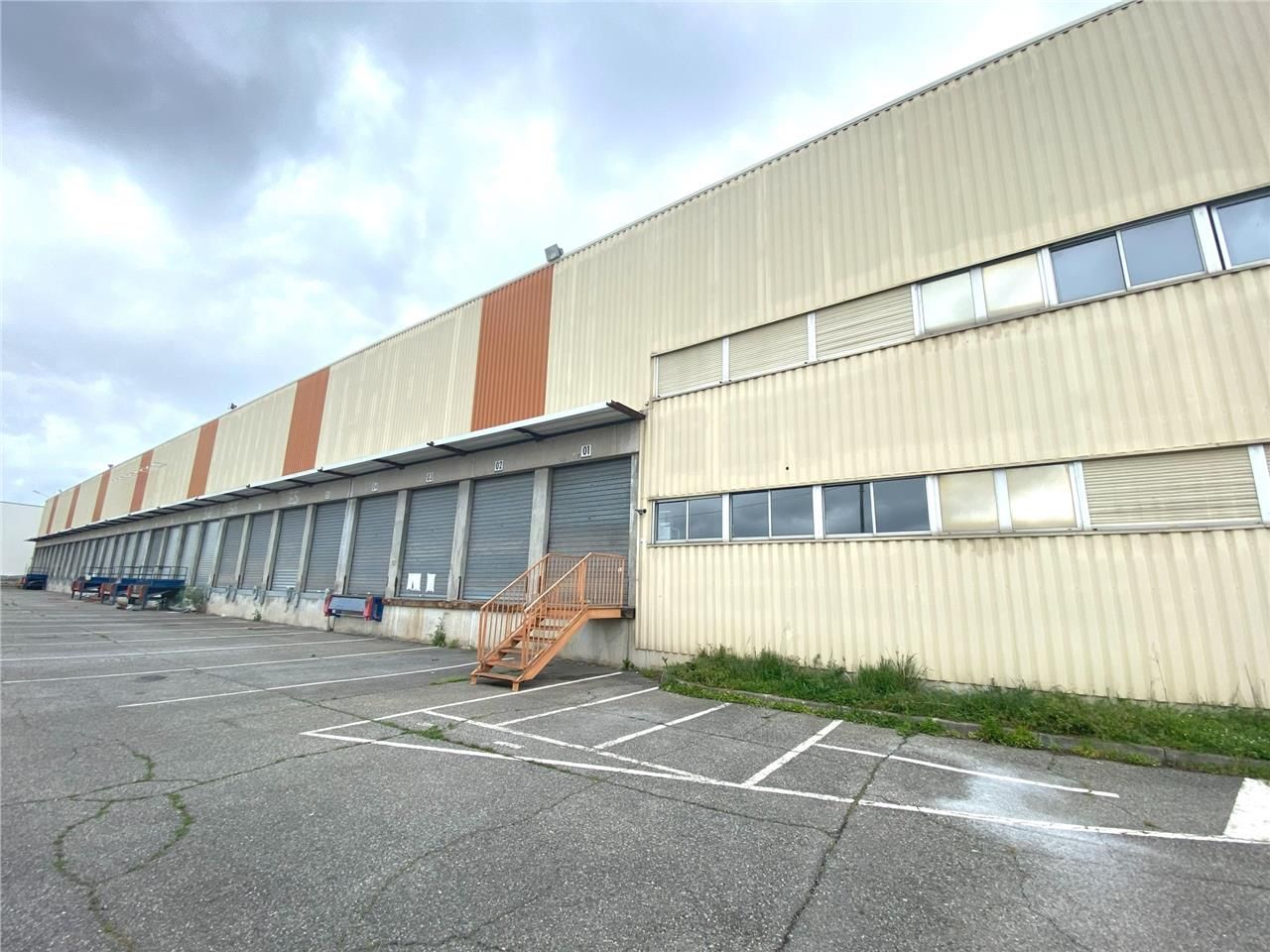 A louer bâtiment indépendant à quais sur terrain 