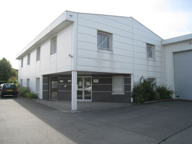 Bureaux à louer dans un bâtiment à usage mixte à 