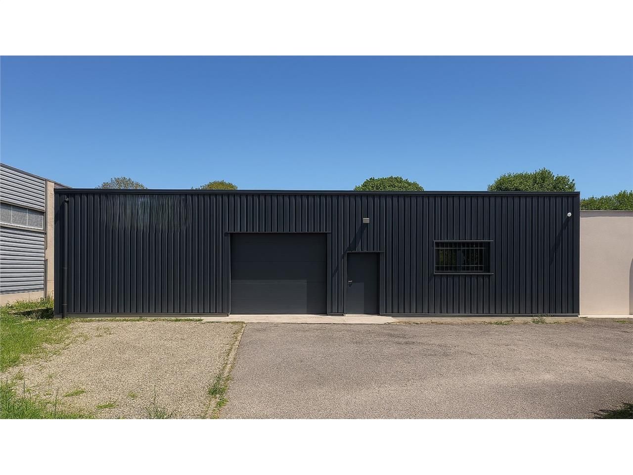 A vendre ou à louer, bâtiment mixte indépendant r