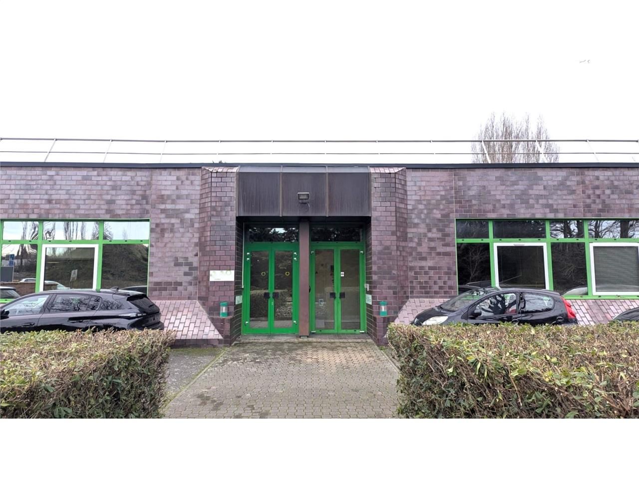 Dans un immeuble de plain-pied de 2 073 m² situé