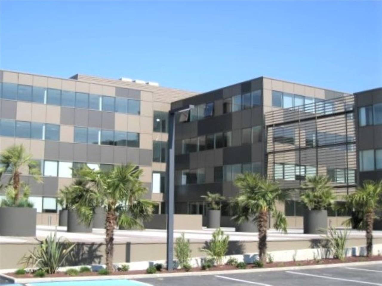 Bureaux à louer à BALMA  dans un immeuble en R+3 