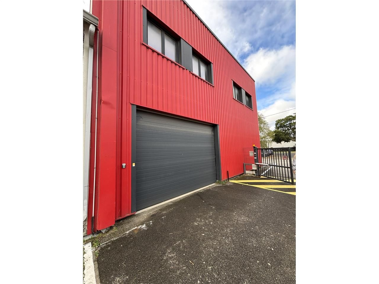 Locaux d'activité avec bureaux à louer dans un bâ