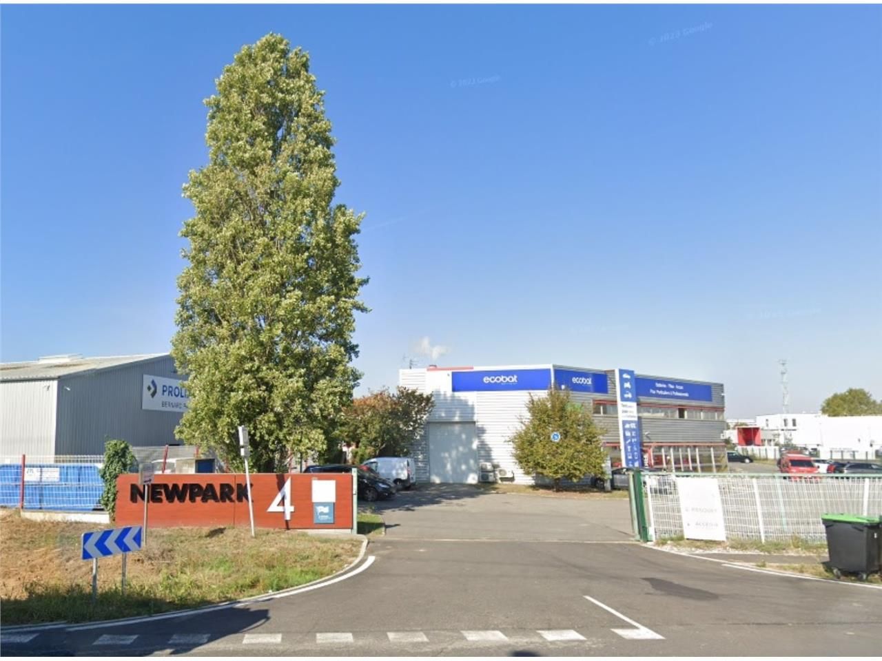 A louer, local d'activité avec bureaux dans la Zo