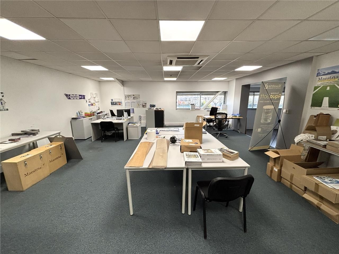 A louer, local d'activité avec bureaux dans la Zo