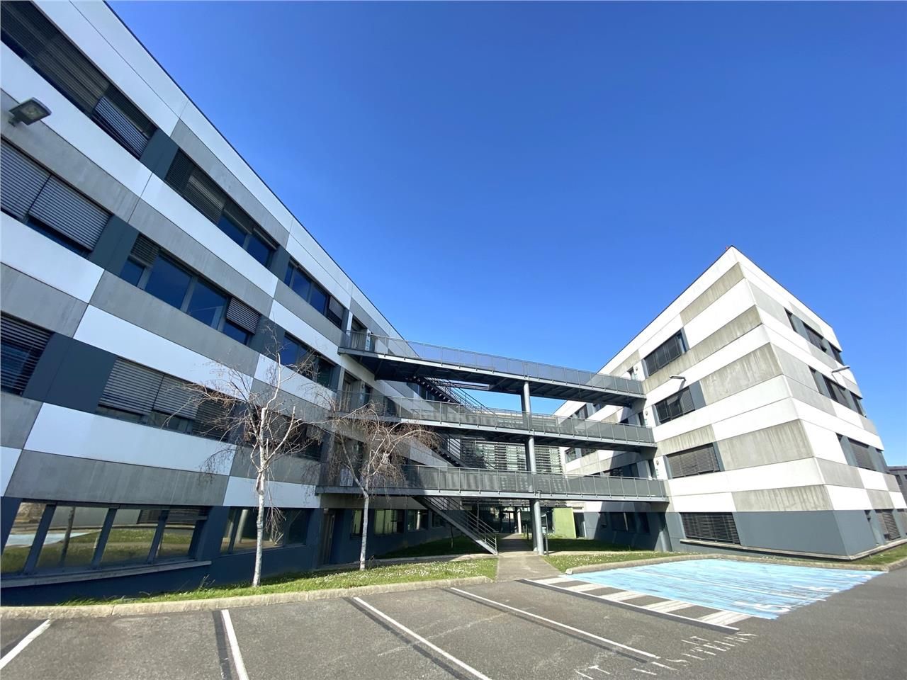 A louer ou à vendre, à proximité immédiate du siè