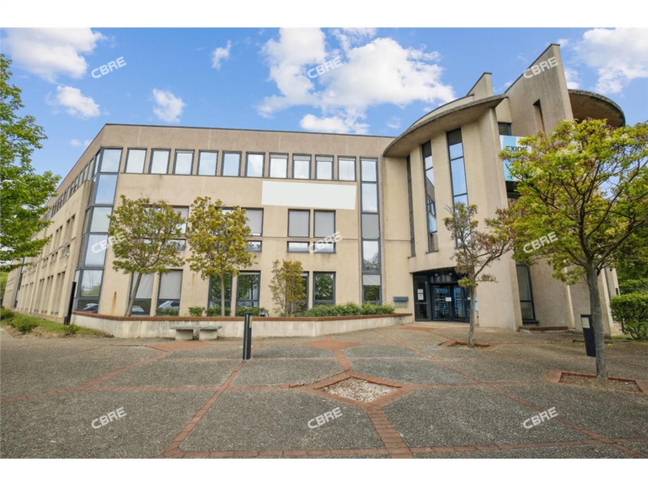 Idéalement situé à l'intersection de l'A86 et de 