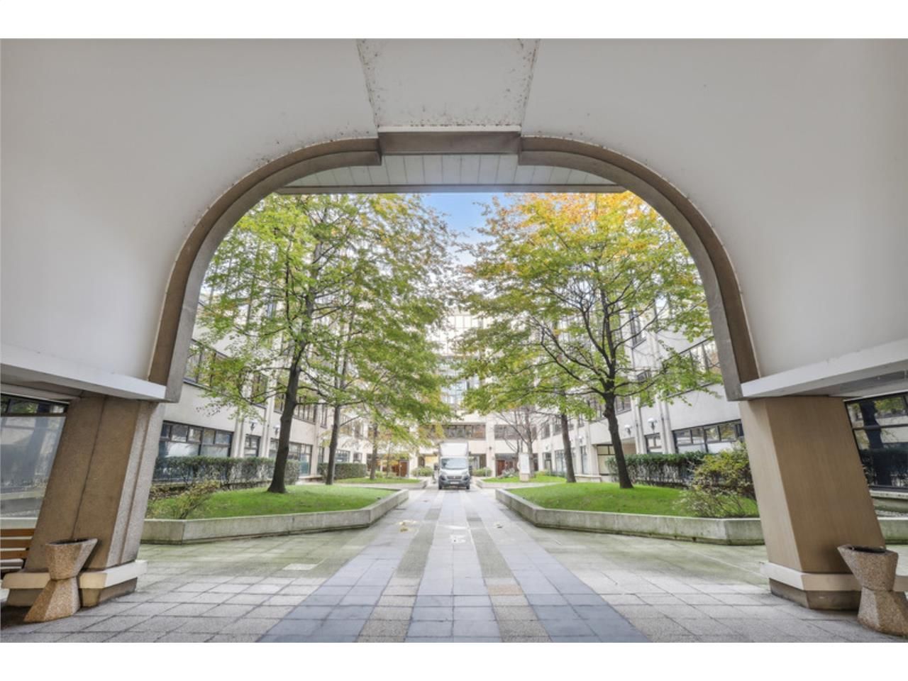 Dans un ensemble de bureaux et à proximité du cen