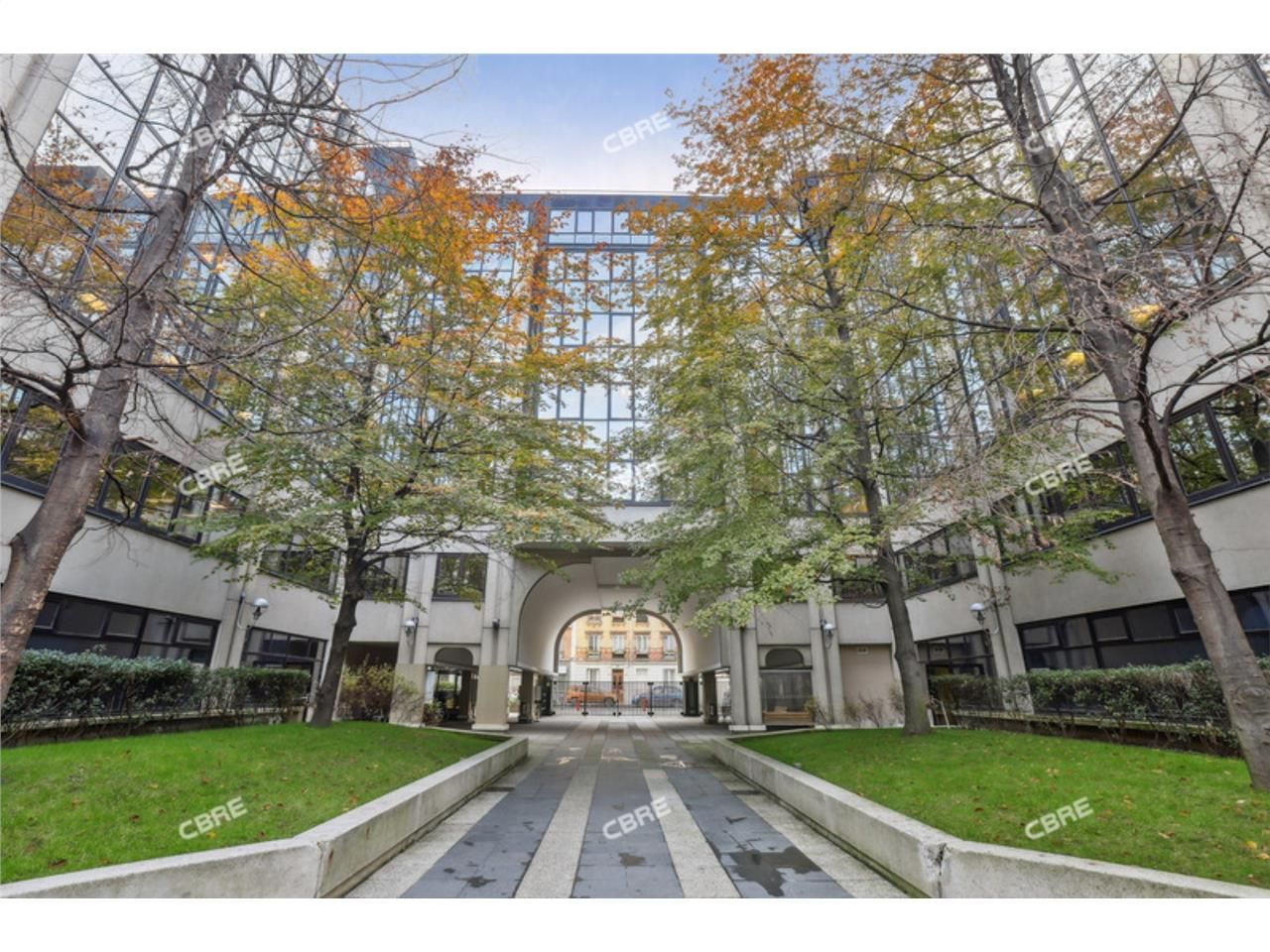 Dans un ensemble de bureaux et à proximité du cen