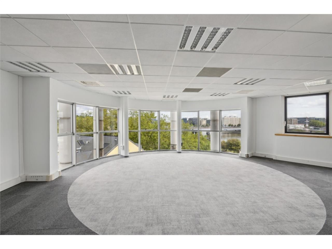 A vendre à Sèvres avec une belle vue Seine, une s