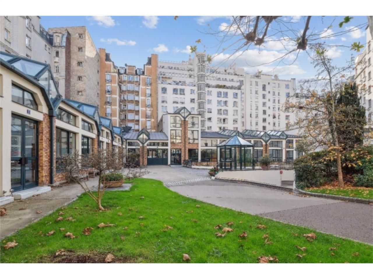 Nichée au sein d'une copropriété arborée et fleur