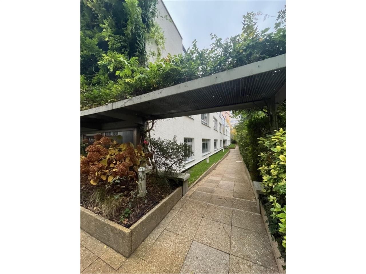 Situé à proximité des Passages, CBRE vous propose