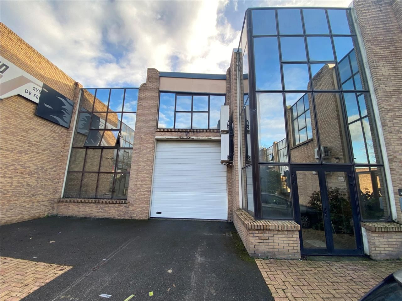 CBRE vous propose à louer, un local d'activités s