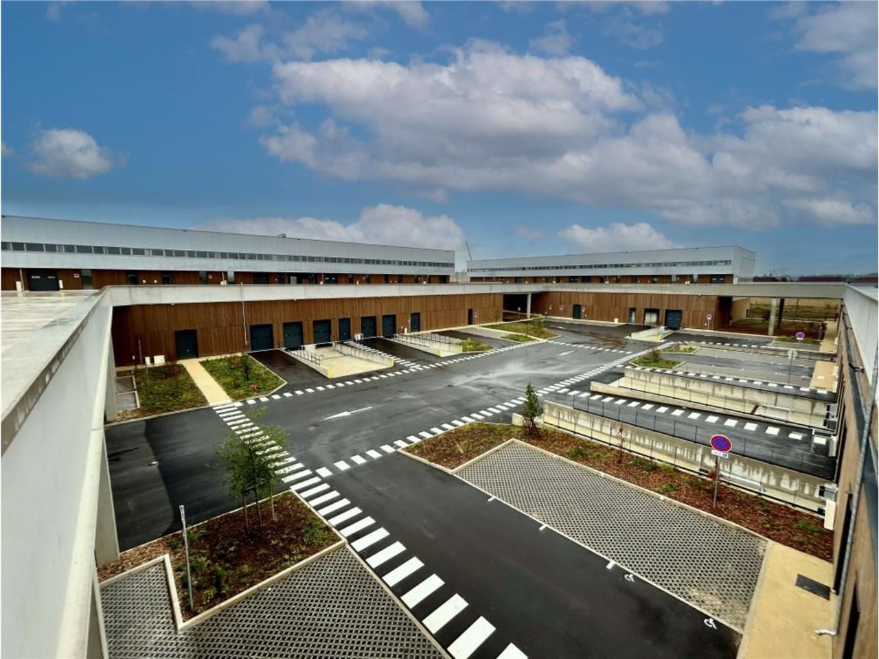 CBRE vous propose à louer, des locaux d'activités