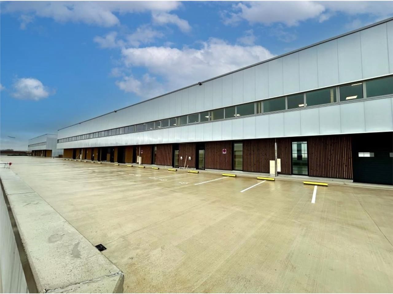 CBRE vous propose à louer, des locaux d'activités