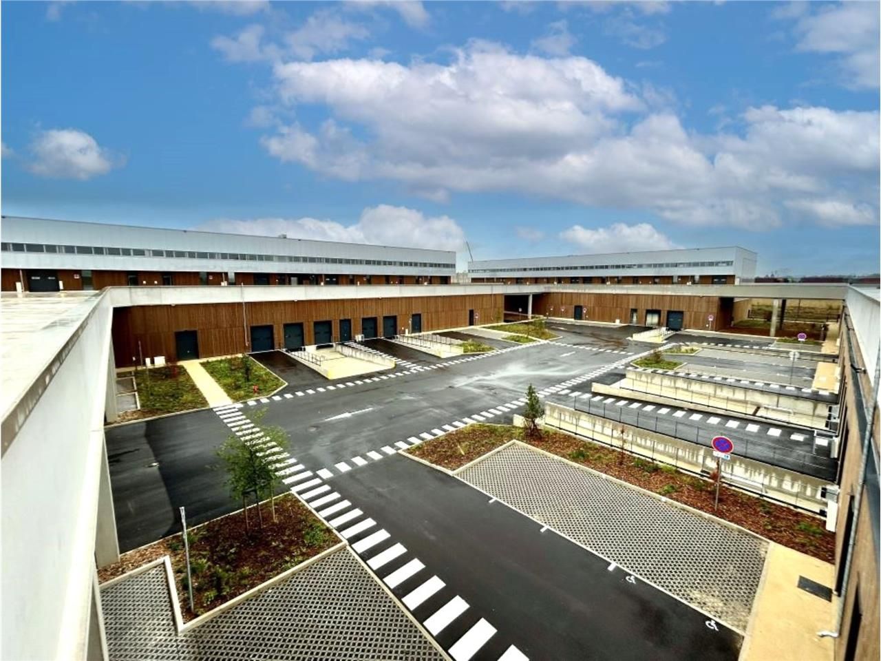 CBRE vous propose à louer, des locaux d'activités