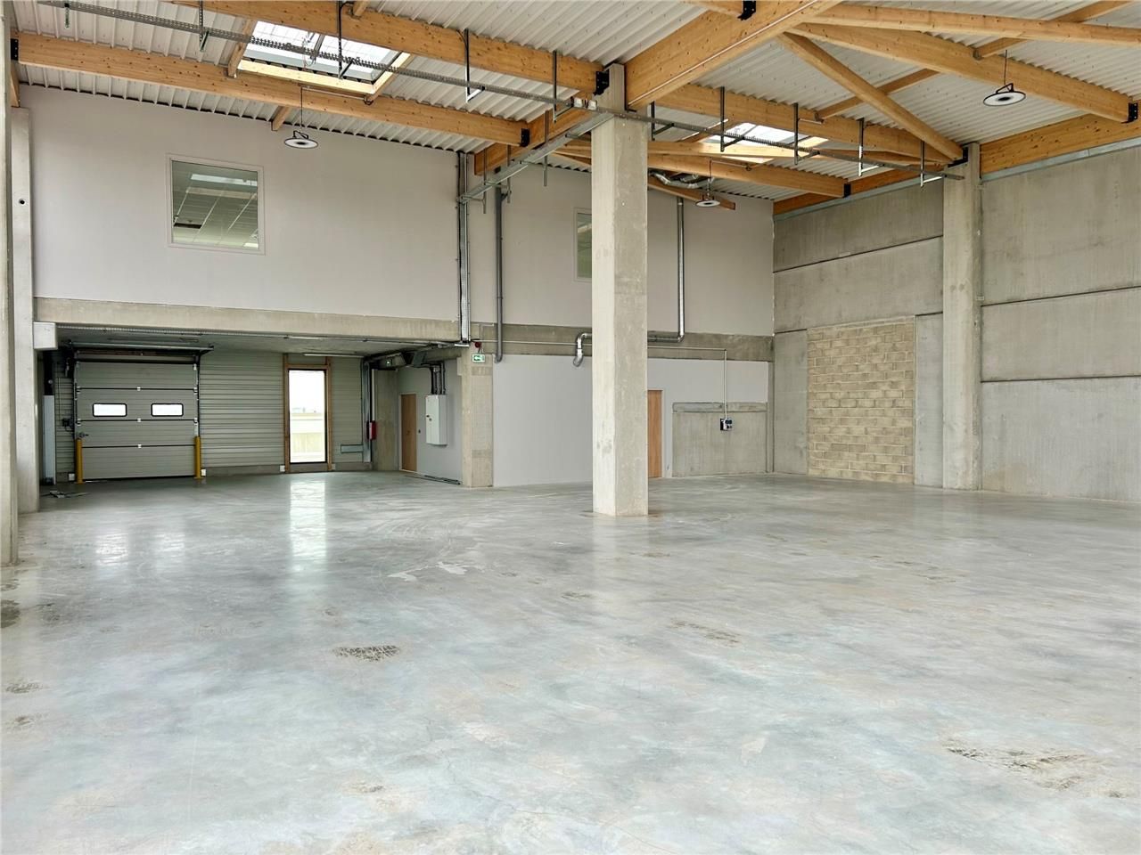 CBRE vous propose à louer, des locaux d'activités