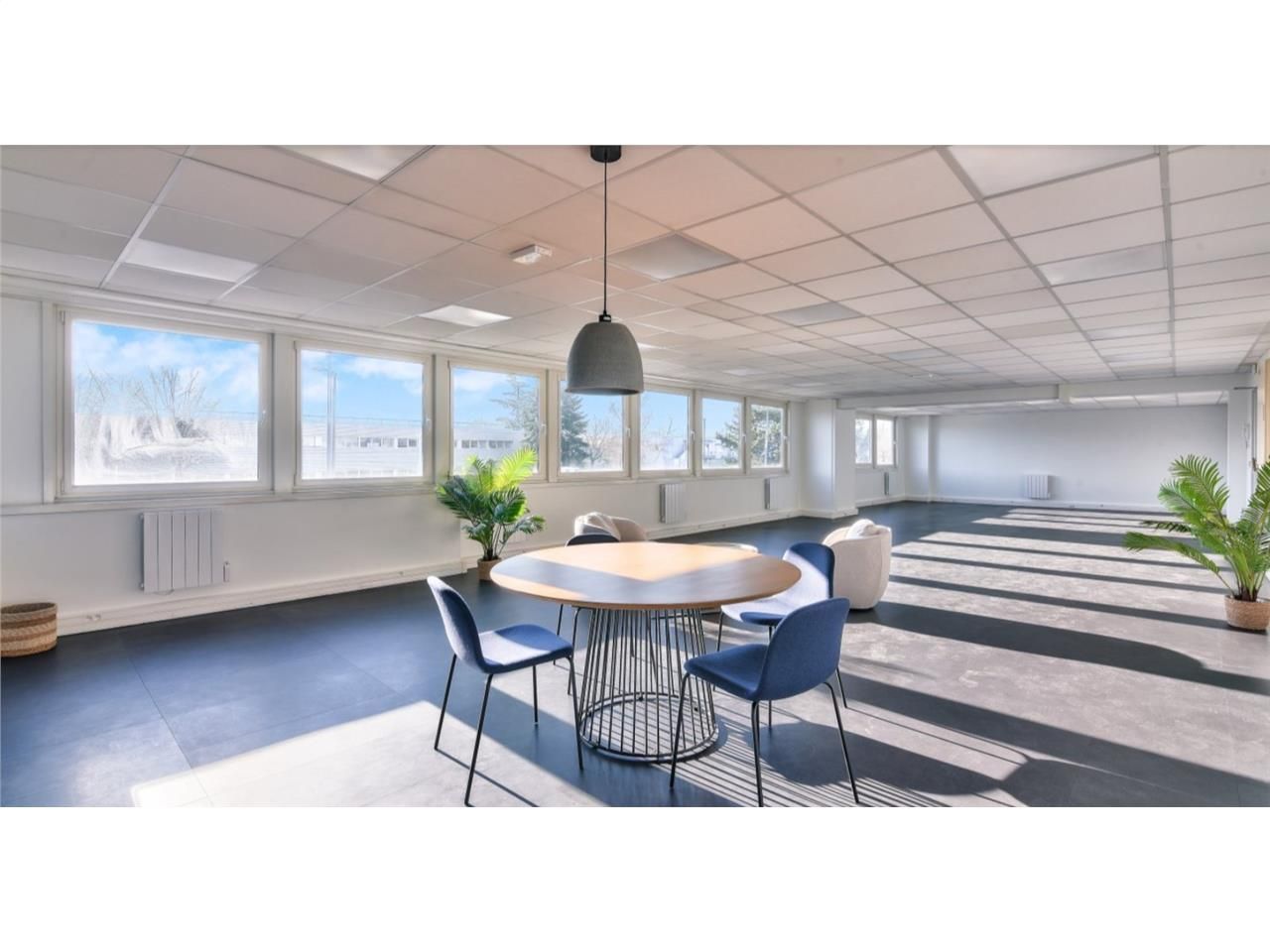 CBRE vous propose à louer, des locaux d'activités