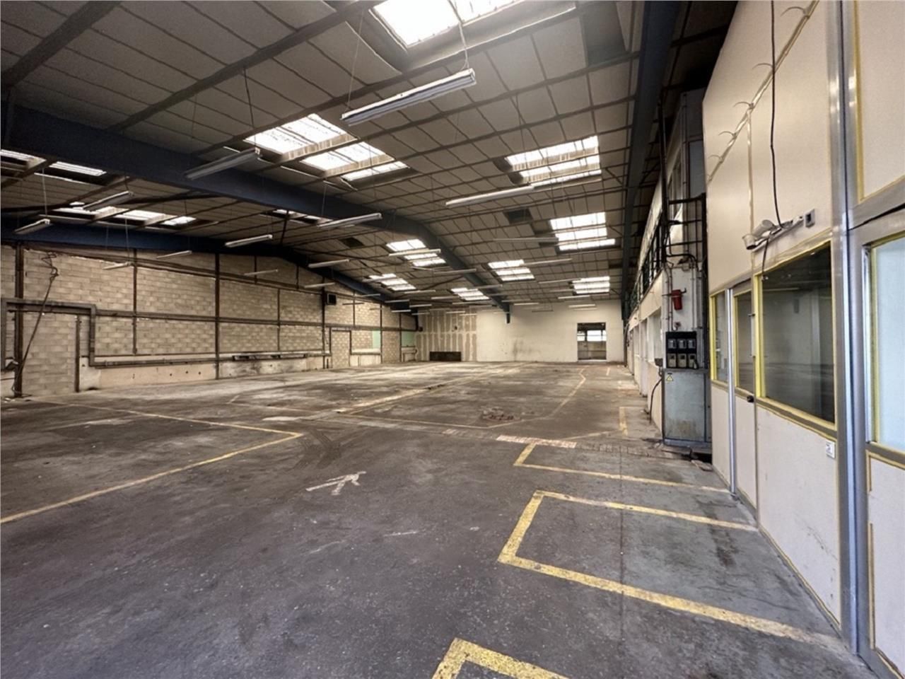 CBRE vous propose à vendre, un entrepôt/local d'a