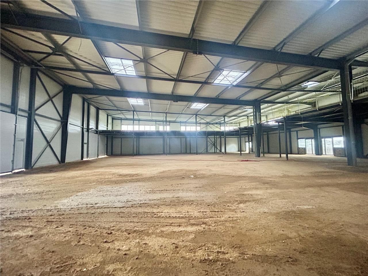 CBRE vous propose à louer, des locaux d'activités