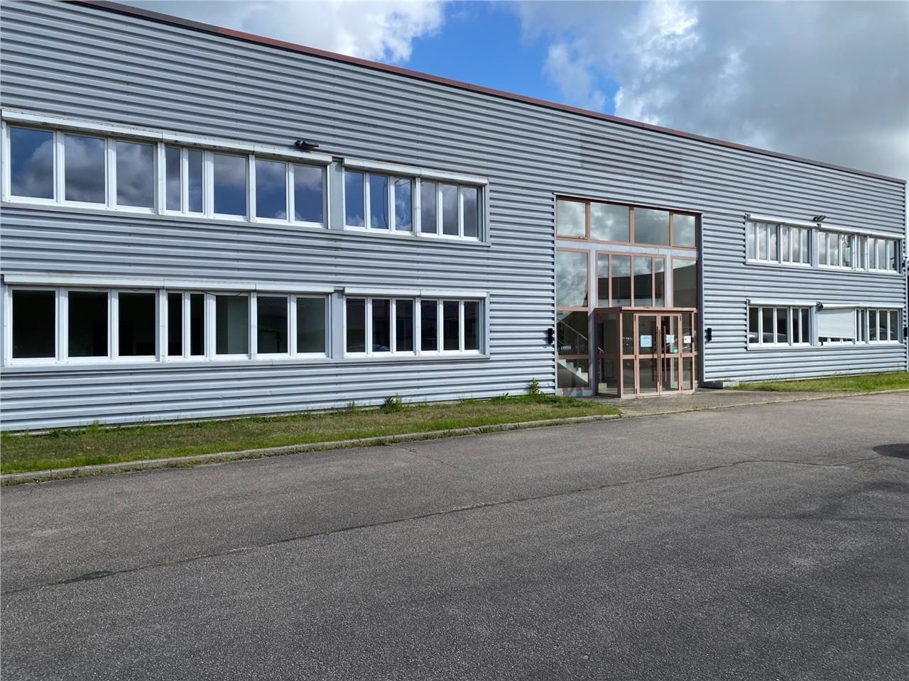 CBRE vous propose à louer, un bâtiment indépendan