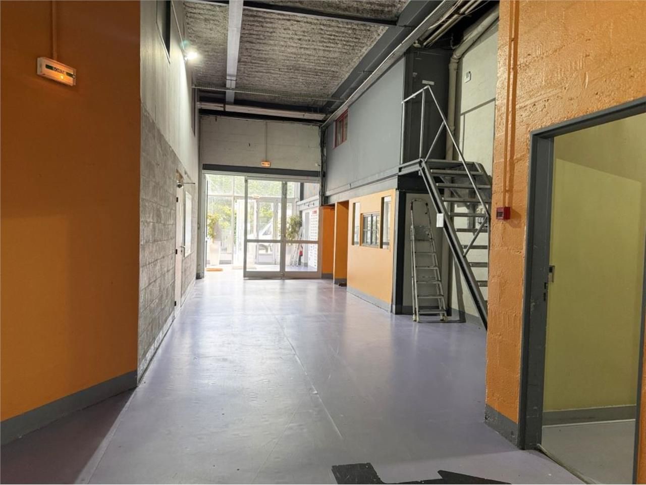 CBRE vous propose à vendre, un entrepôt/local d'a