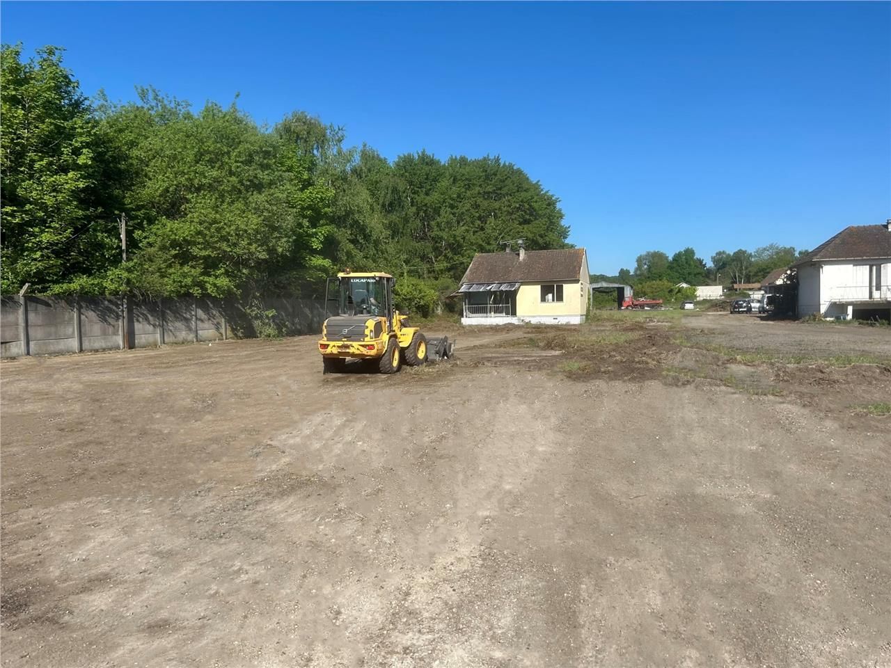 CBRE vous propose à louer un terrain bitumé situé