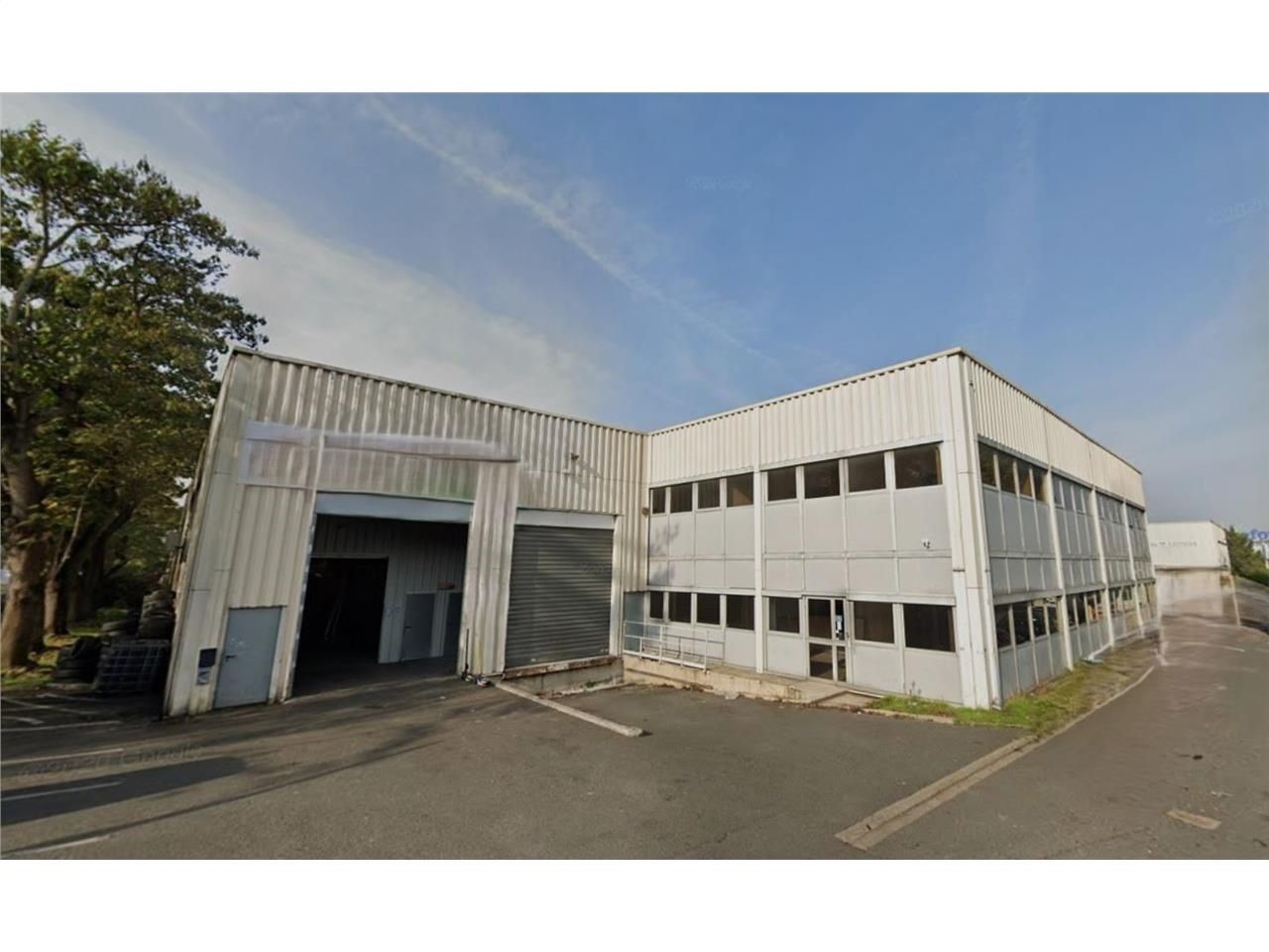 CBRE vous propose à louer, un local d'activités, 