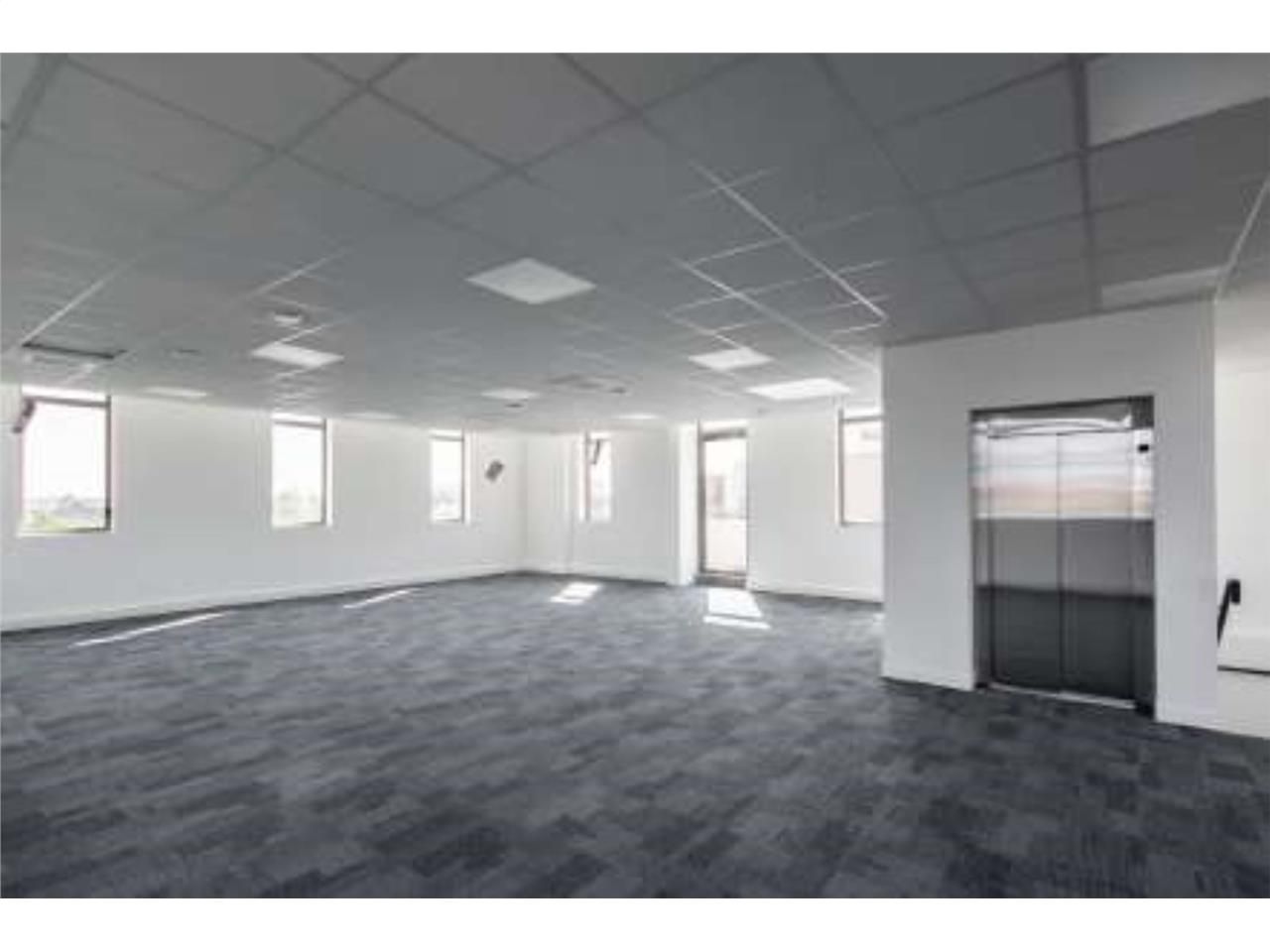 CBRE vous propose à louer, un local d'activités, 