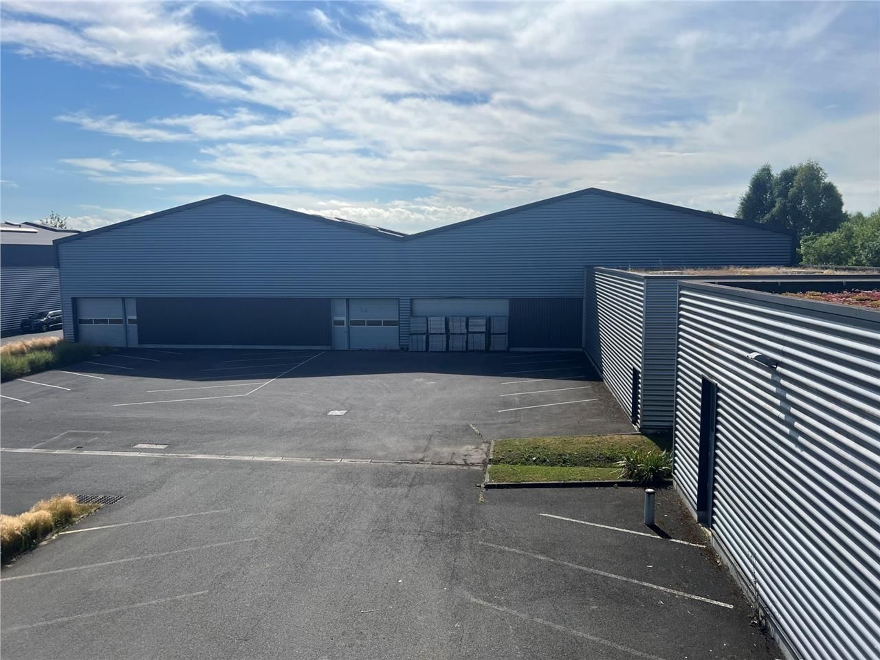 CBRE vous propose à louer, des bâtiments d'activi