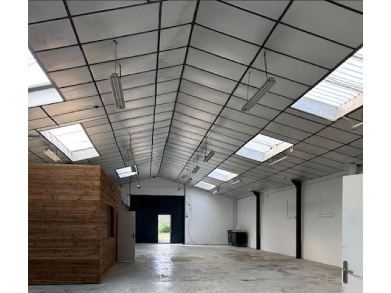 CBRE vous propose à louer, un entrepôt/local d'ac