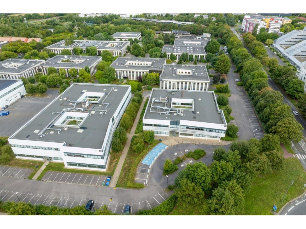 CBRE vous propose à louer, des locaux d'activités