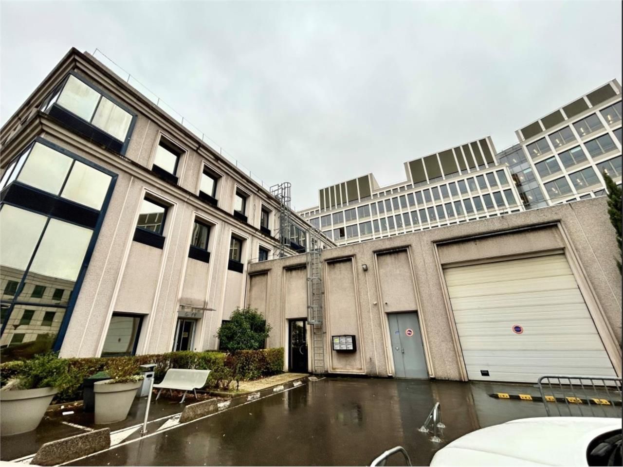 CBRE vous propose à louer, des locaux d'activités