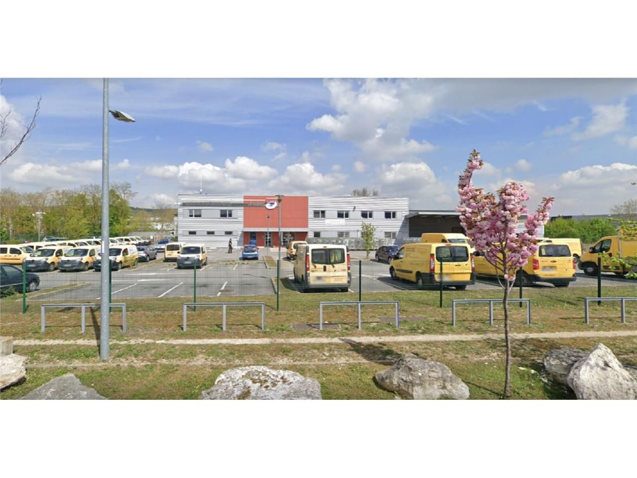 CBRE vous propose à vendre ou à louer, un local d