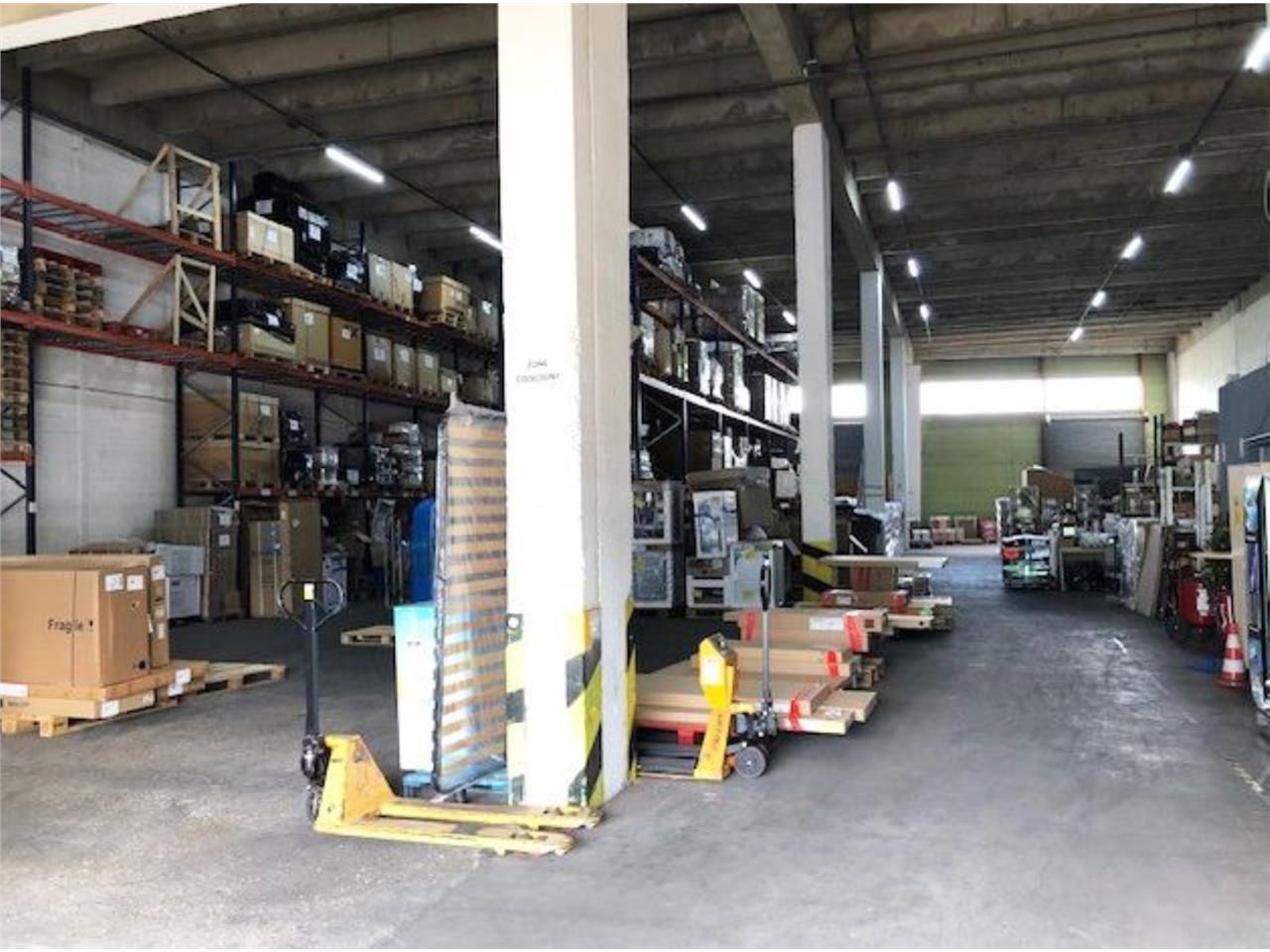 CBRE vous propose à vendre, un ensemble d'entrepô