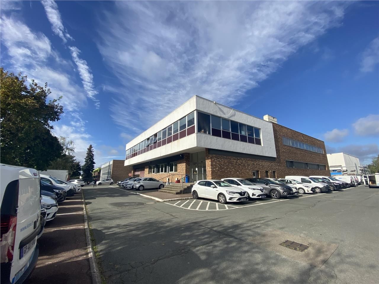 CBRE vous propose à vendre, un entrepôt/local d'a