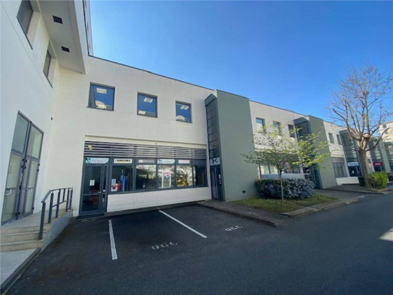 CBRE vous propose à louer, un local d'activités s