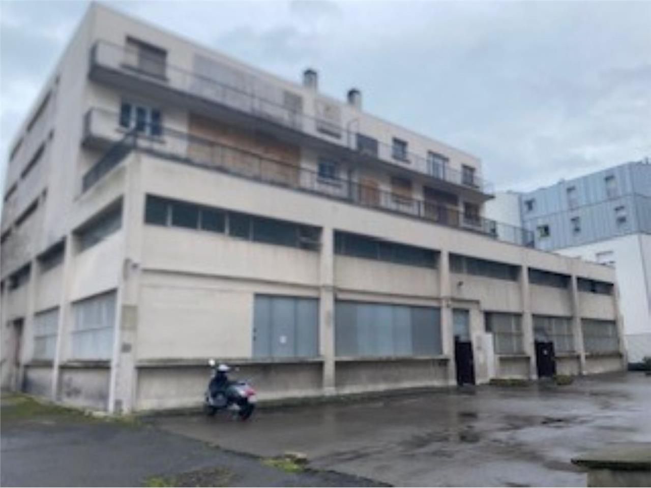 CBRE vous propose à vendre, un entrepôt/local d'a