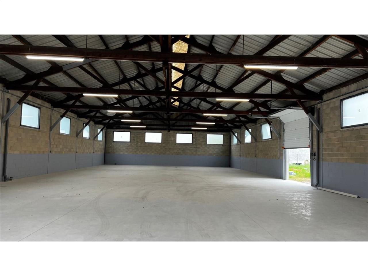 CBRE vous propose à louer, un entrepôt/garage aut