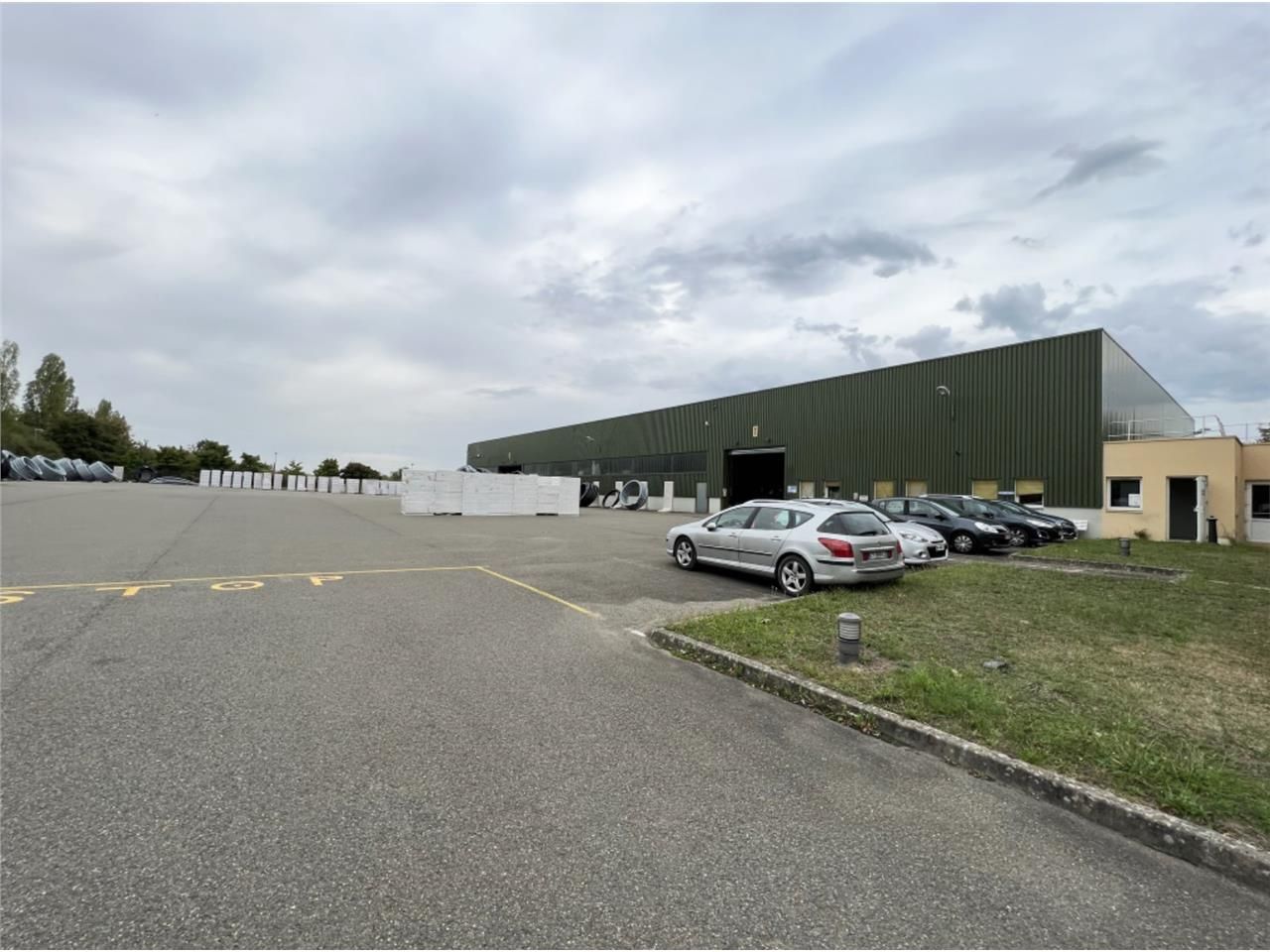 CBRE vous propose à vendre ou à louer, un entrepô