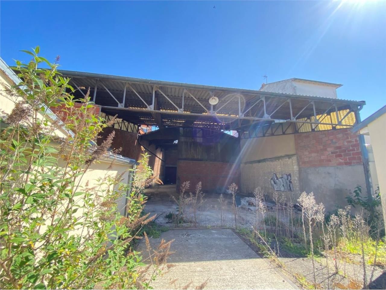 CBRE vous propose  à louer, un entrepôt/local d'a