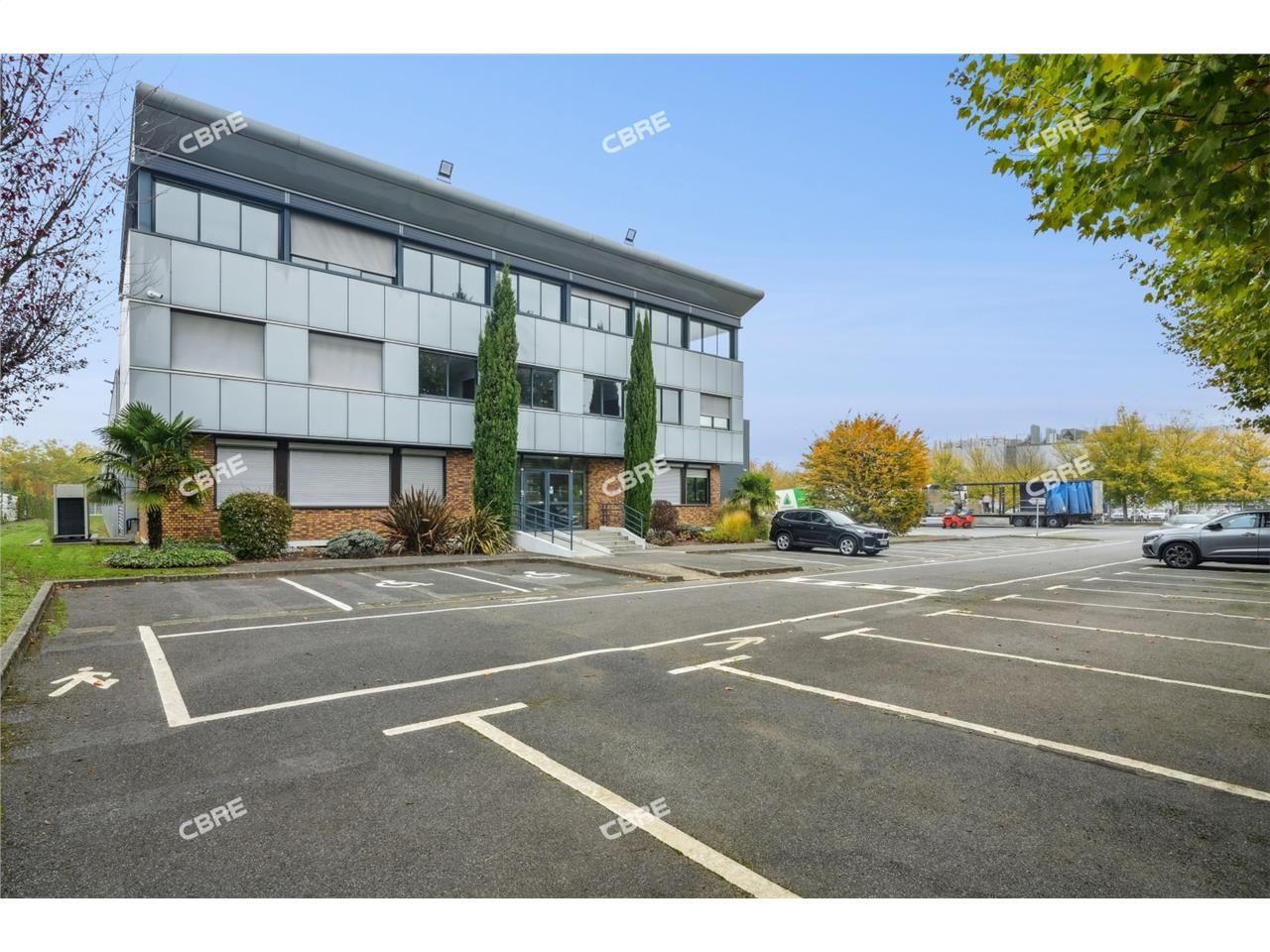 CBRE vous propose à vendre ou à louer un entrepôt