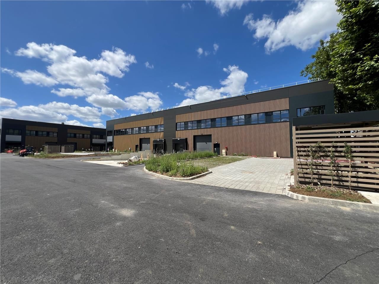 CBRE vous propose à louer, un entrepôt/local d'ac