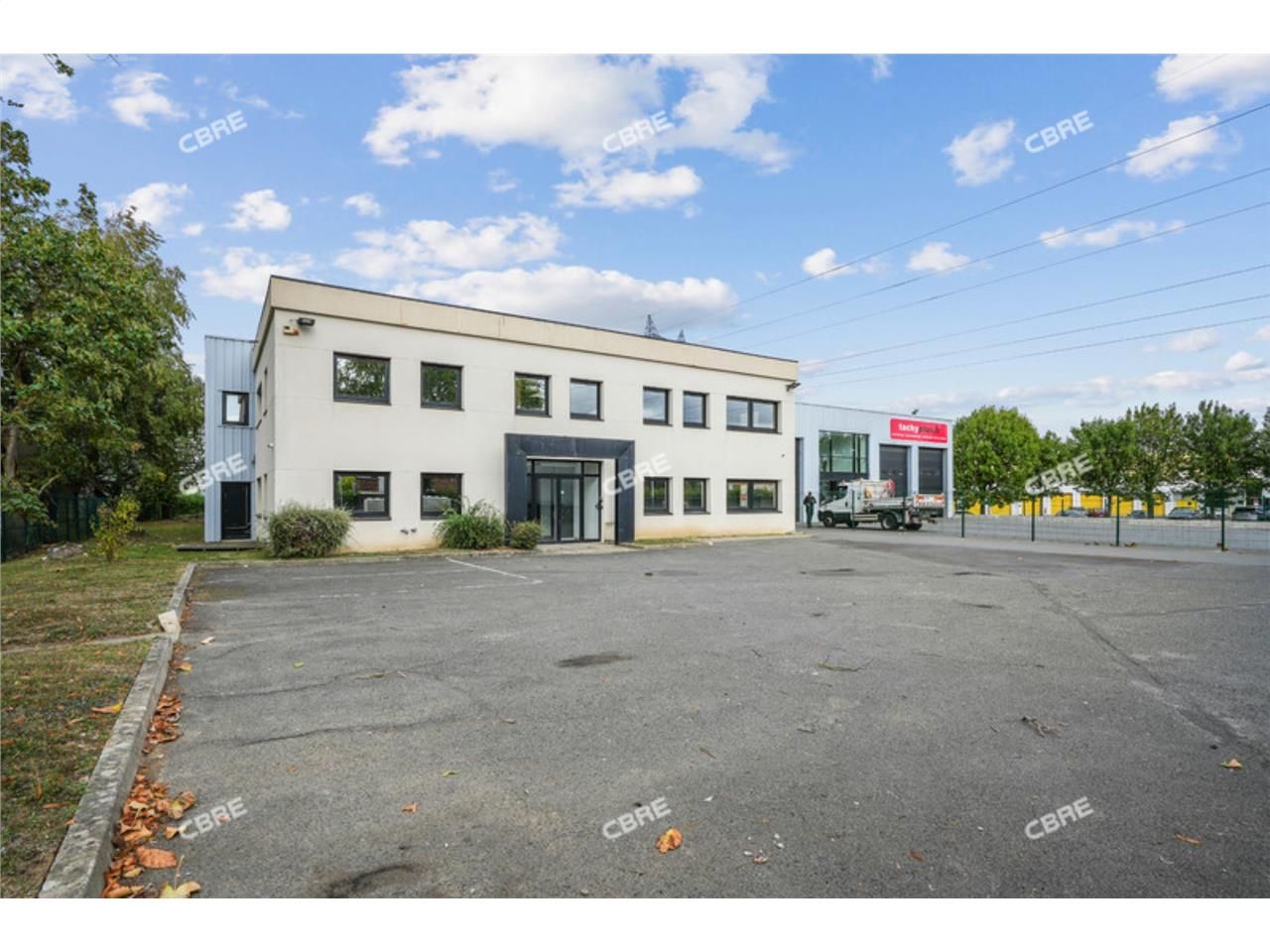 CBRE vous propose à vendre ou à louer, un entrepô