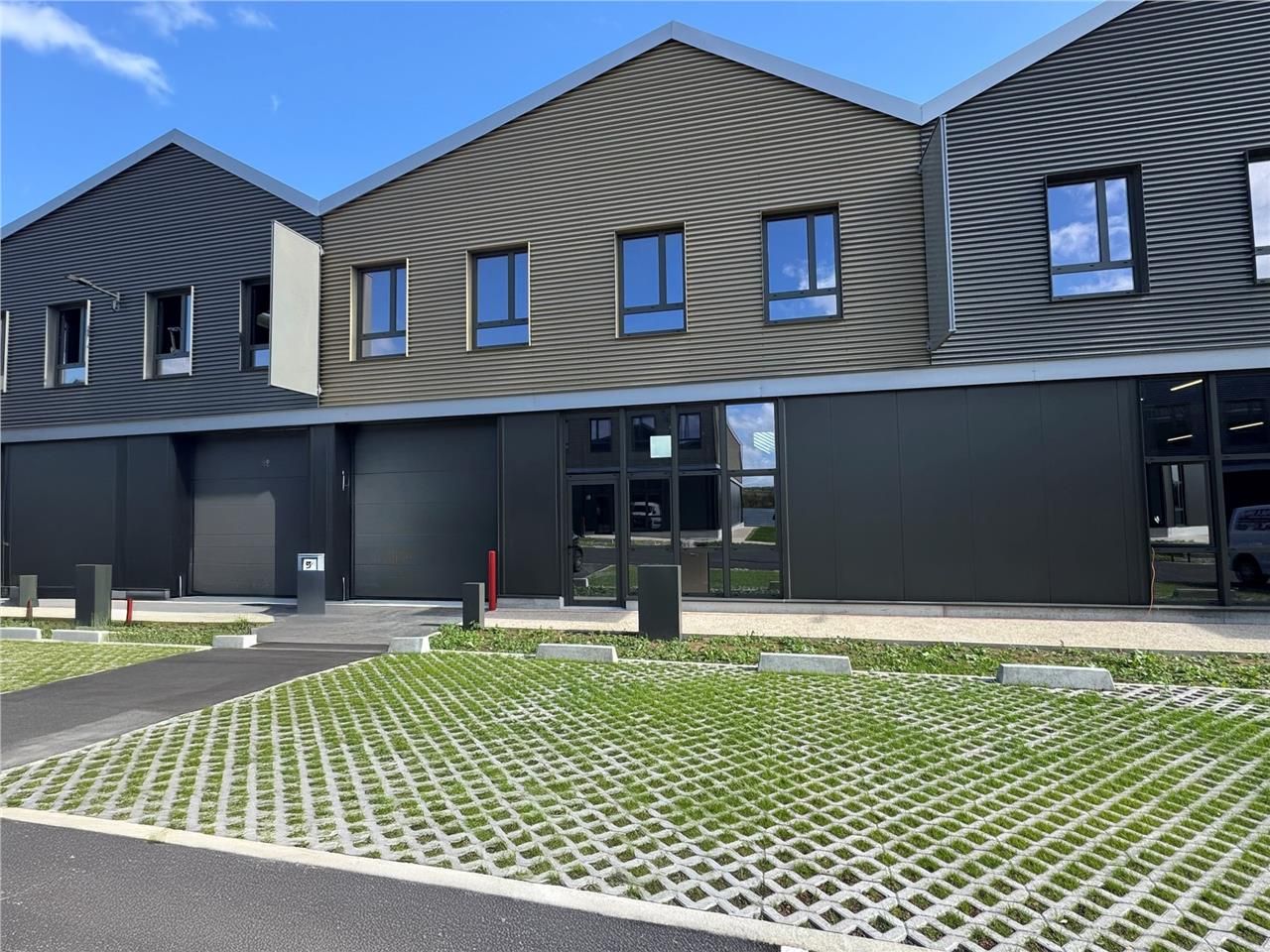 CBRE vous propose à louer, un local d'activités s