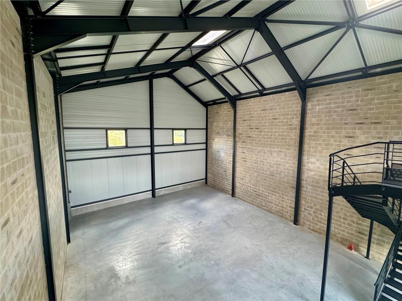 CBRE vous propose à louer, un local d'activités s