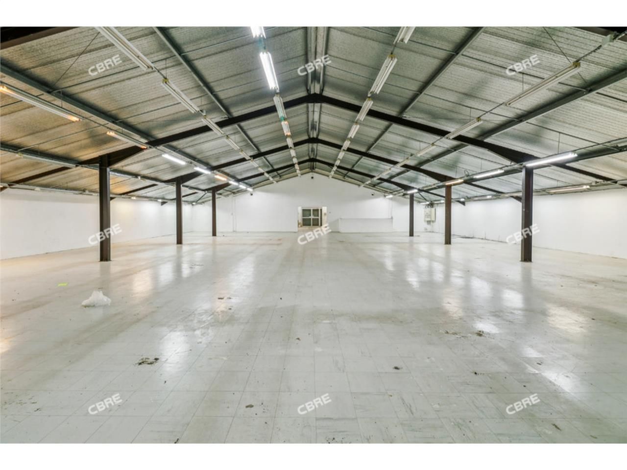 CBRE vous propose à vendre, un entrepôt/local d'a