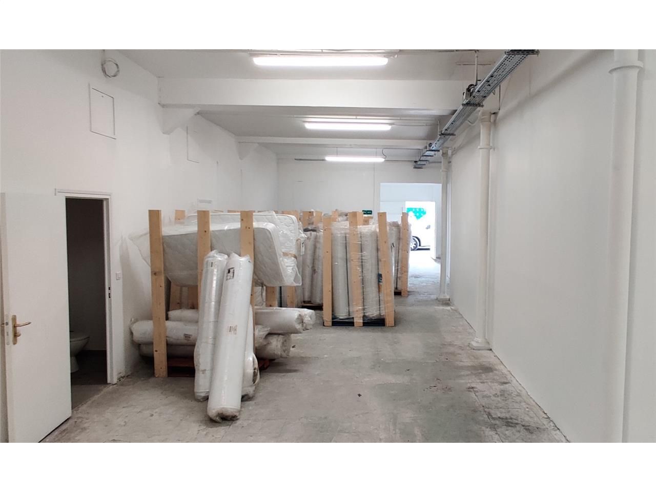 CBRE vous propose à louer, un local d'activités, 