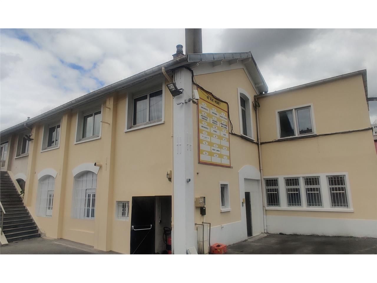 CBRE vous propose à louer, un local d'activités, 