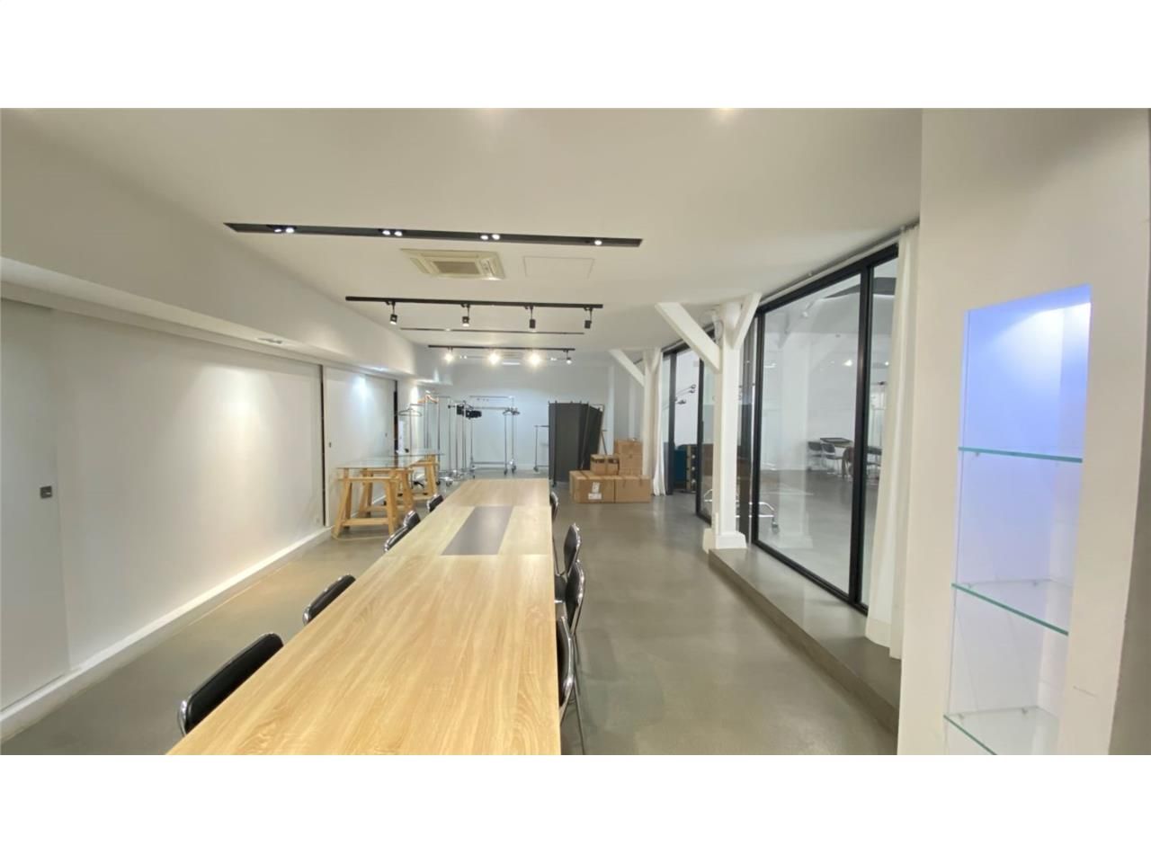 CBRE vous propose à louer, un showroom/galerie d'